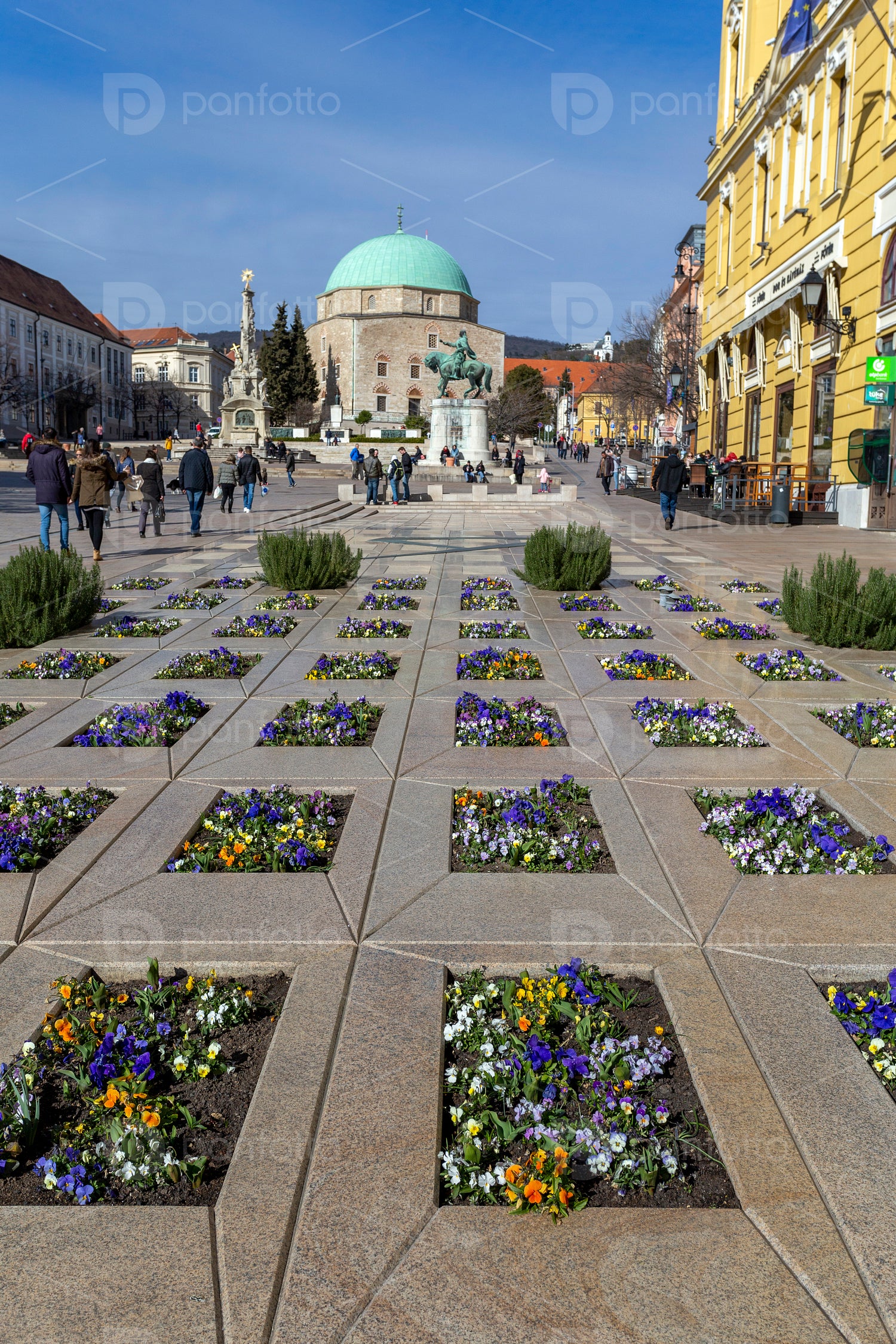 Szechenyi Square and the mosque of pasha Qasim the Victorious in
