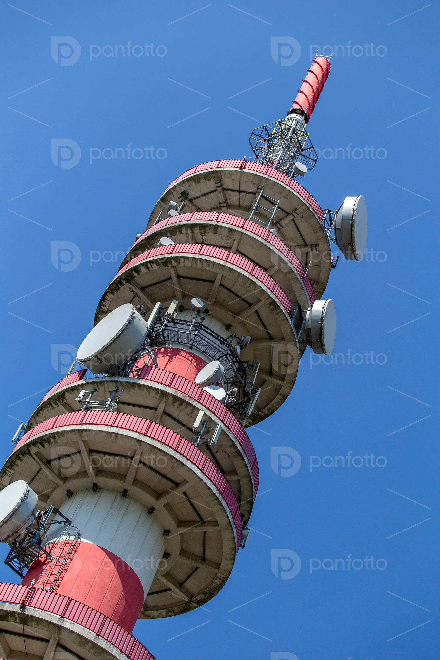 Close up shot of a telecommunication tower in Győr