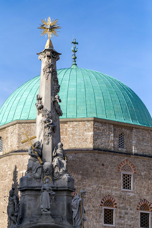 Holy Trinity statue with the mosque of pasha Qasim the Victoriou