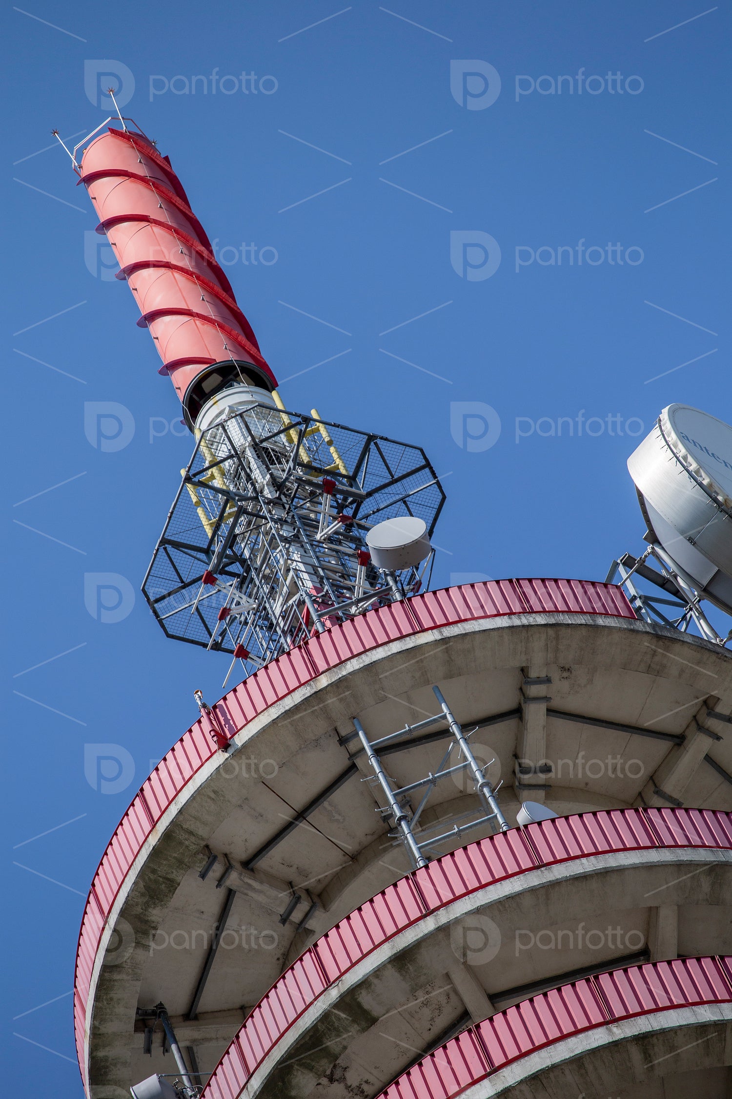 Close up shot of a telecommunication tower in Gyor