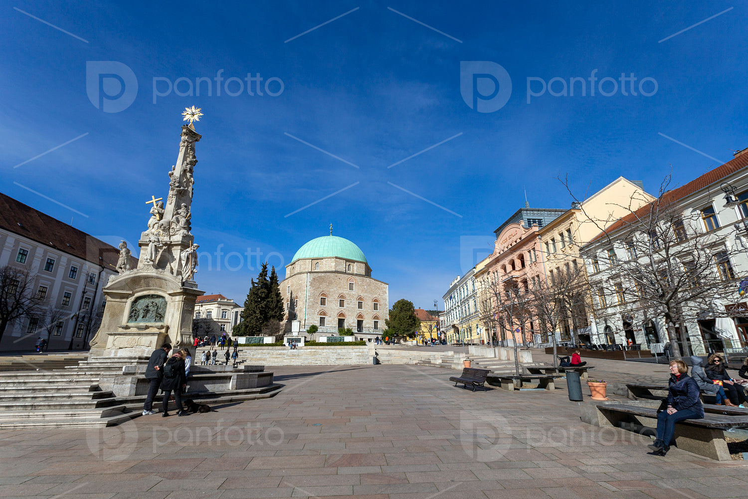 Holy Trinity statue with the mosque of pasha Qasim the Victoriou