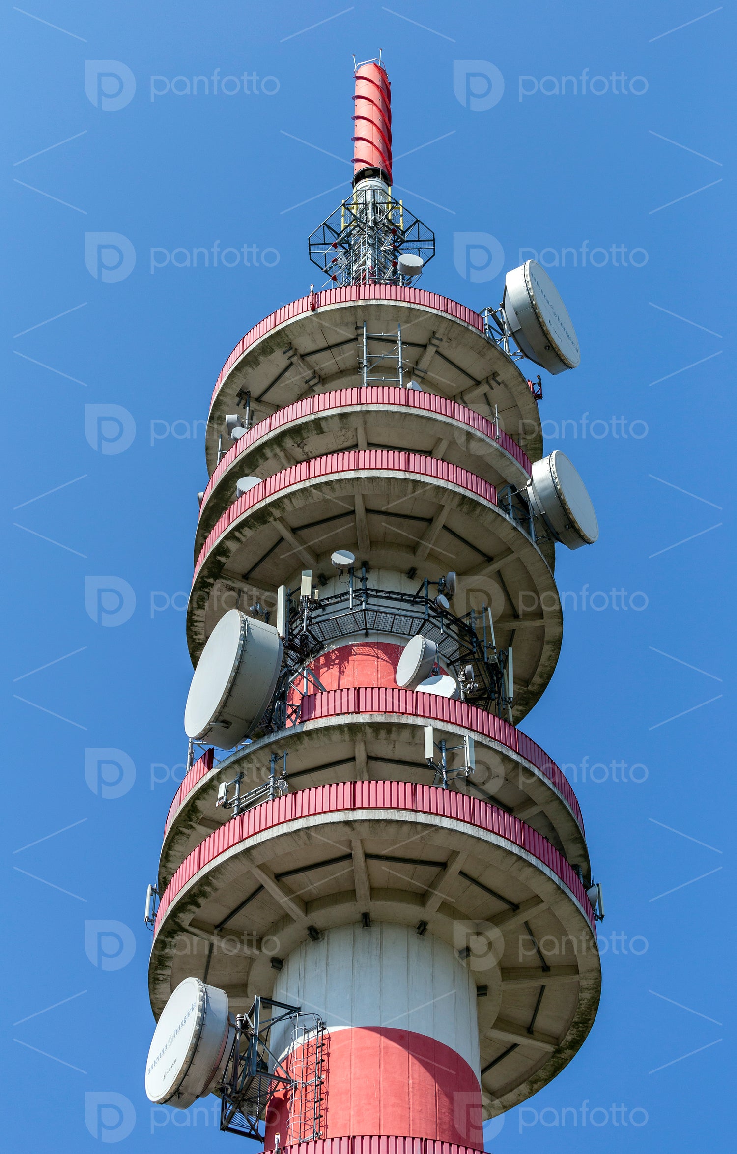 Close up shot of a telecommunication tower in Győr