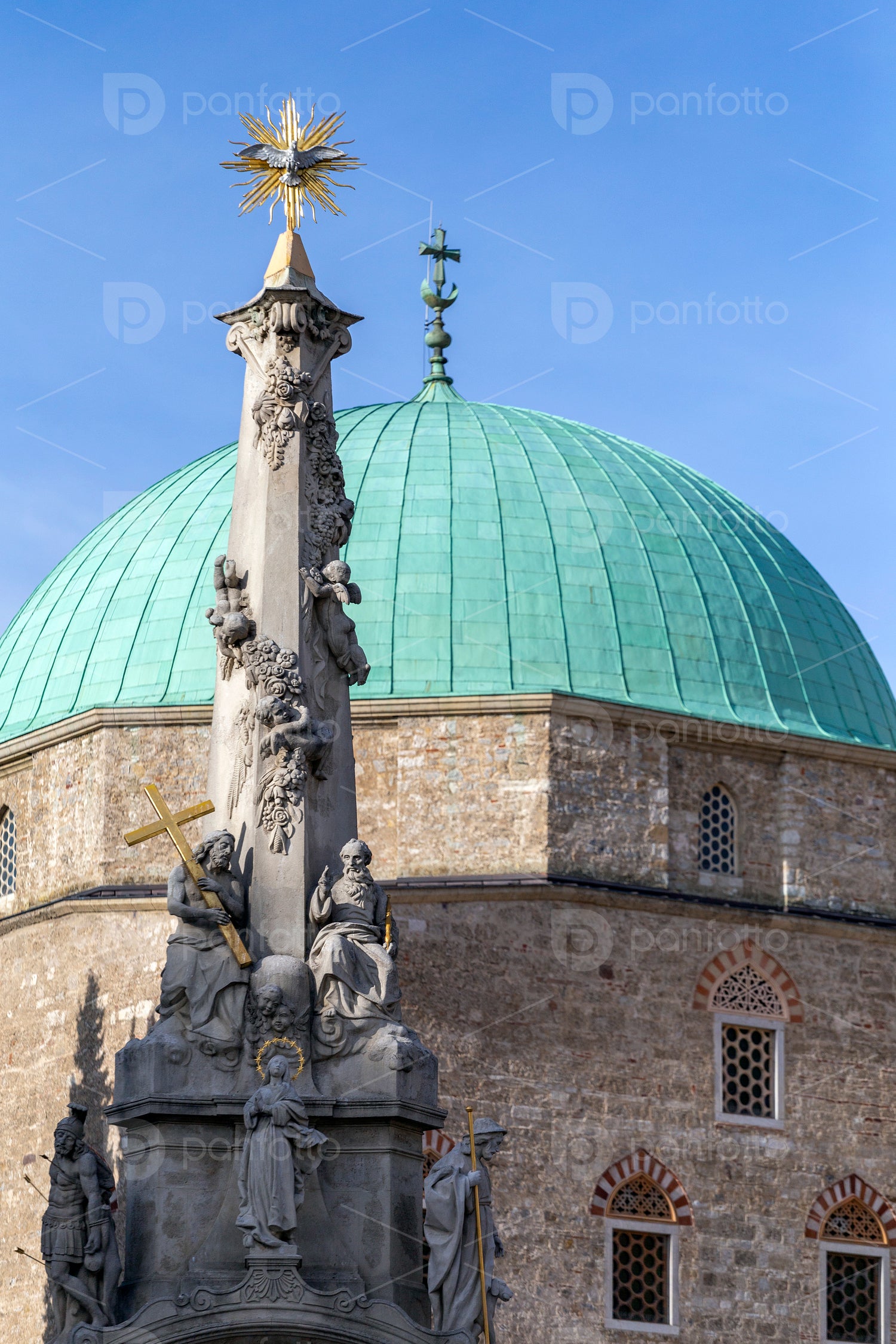 Holy Trinity statue with the mosque of pasha Qasim the Victoriou