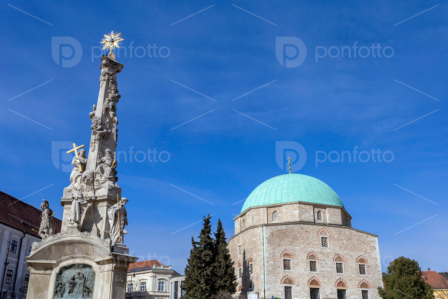 Holy Trinity statue with the mosque of pasha Qasim the Victoriou