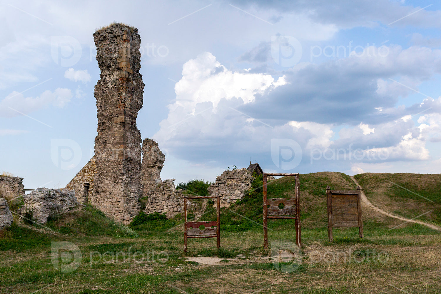 The castle of Nógrád