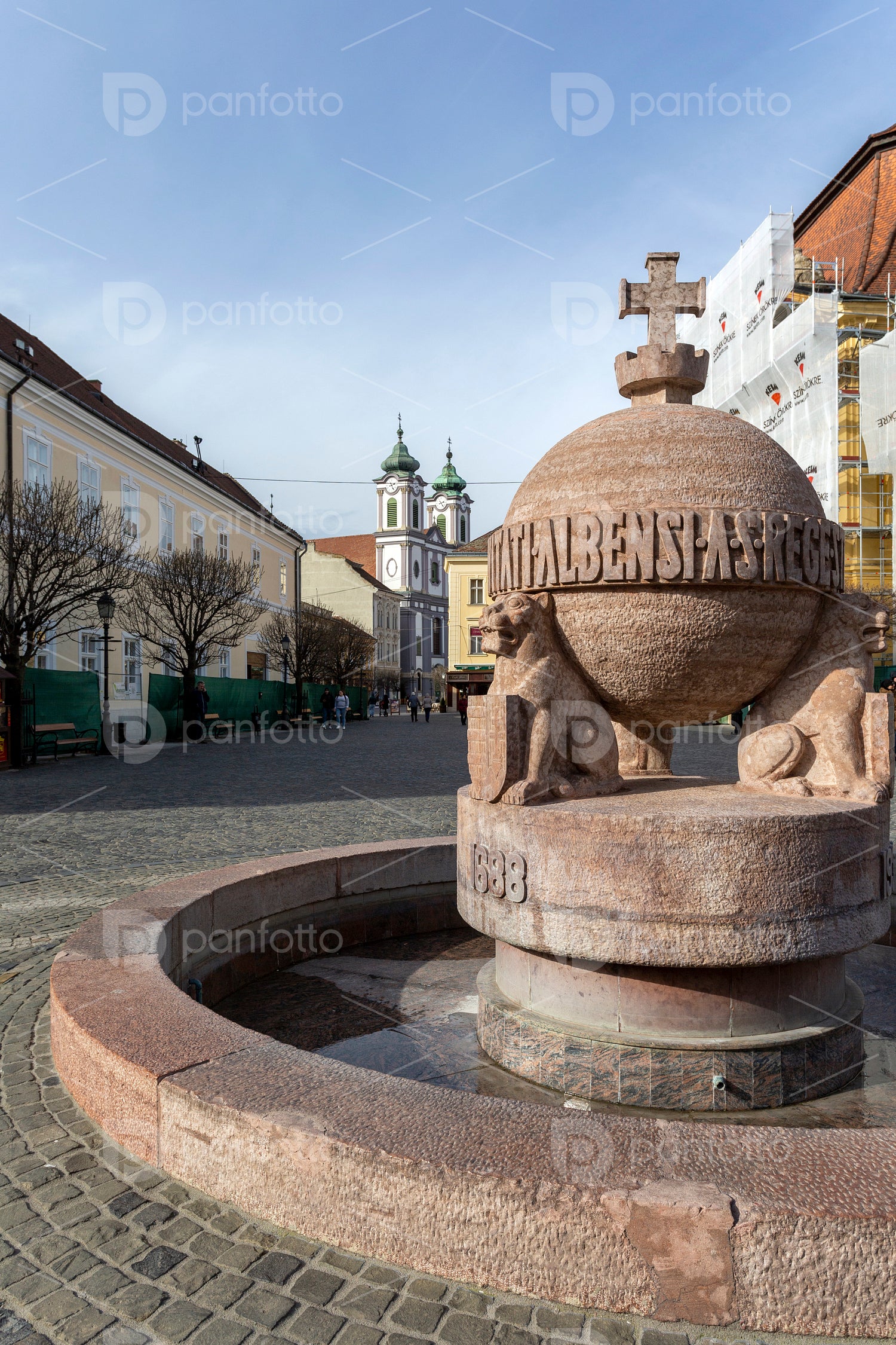 Orb and cross statue as a national memorial in Székesfehérvár