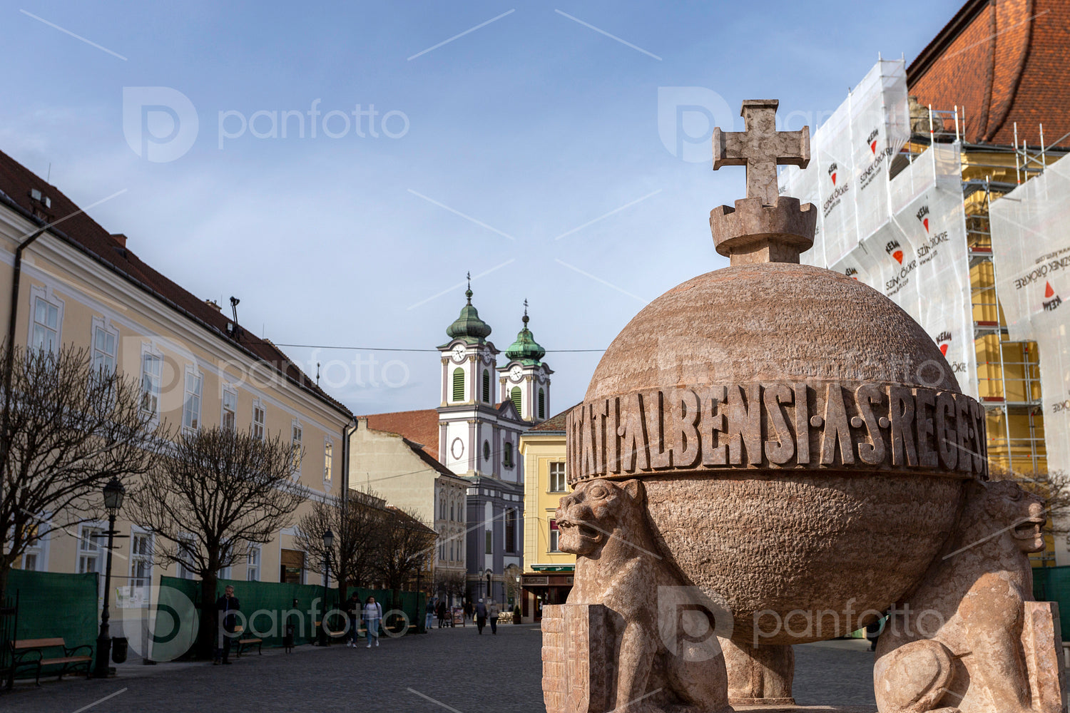 Orb and cross statue as a national memorial in Székesfehérvár