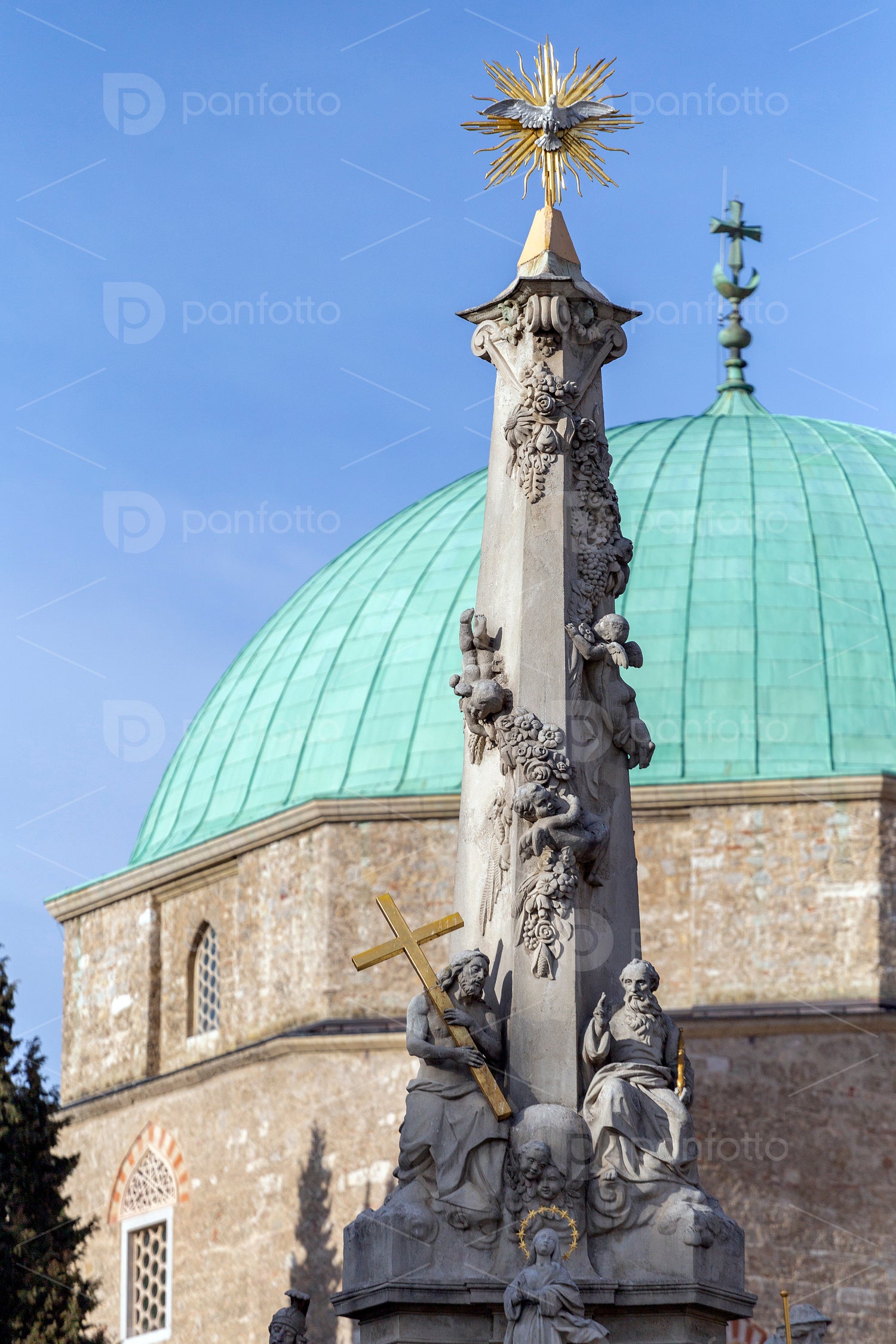 Holy Trinity statue with the mosque of pasha Qasim the Victoriou