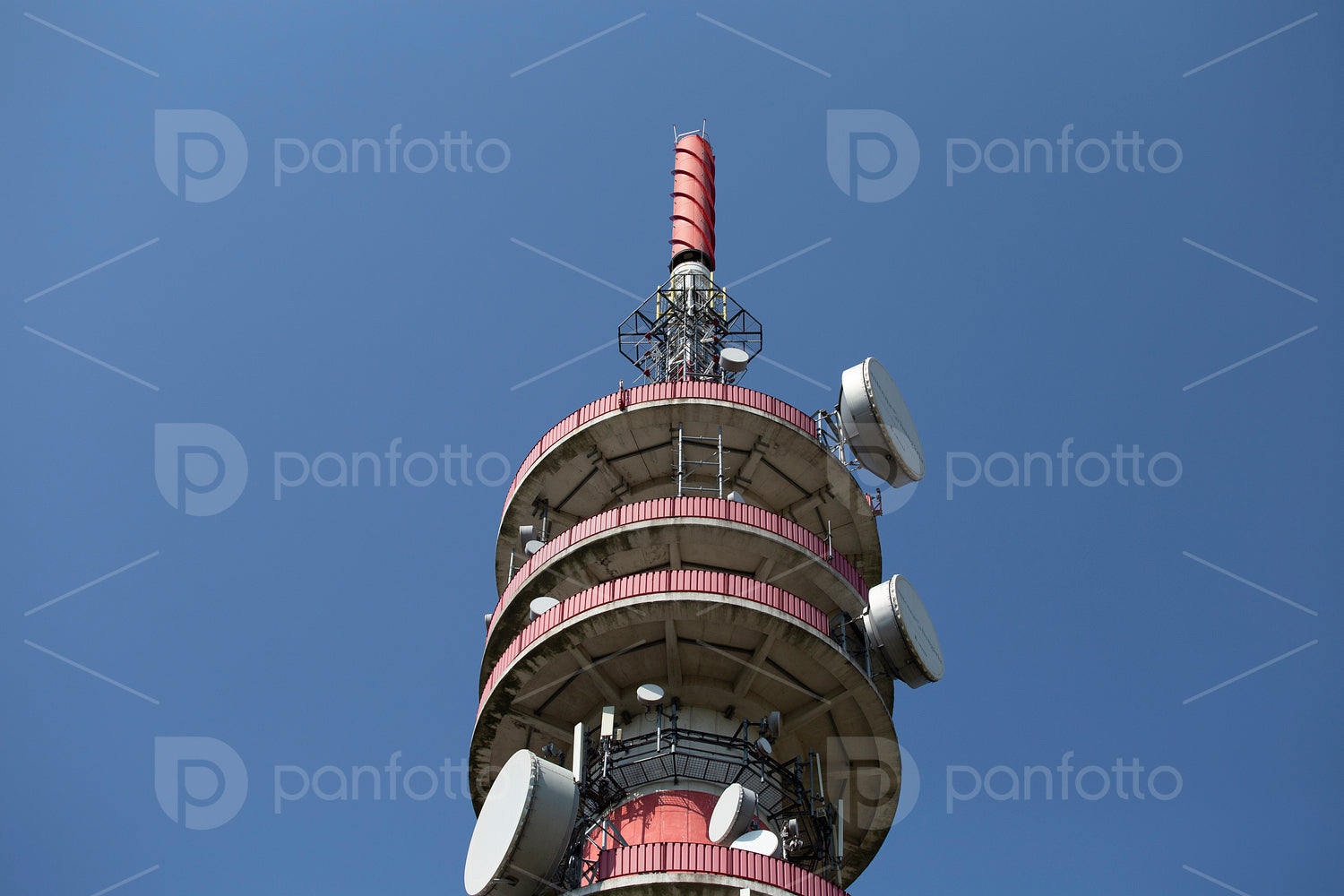 Close up shot of a telecommunication tower in Győr