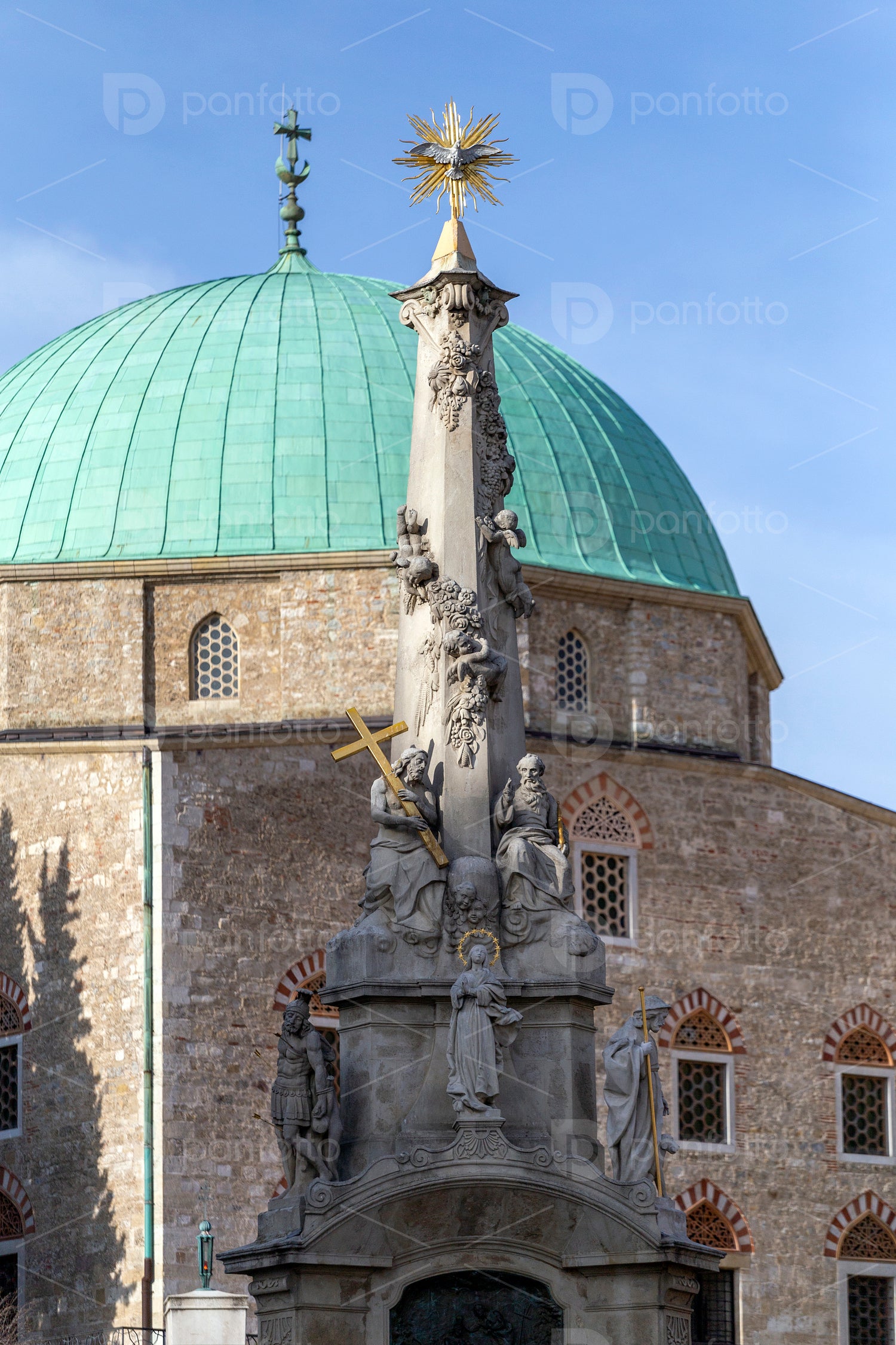 Holy Trinity statue with the mosque of pasha Qasim the Victoriou