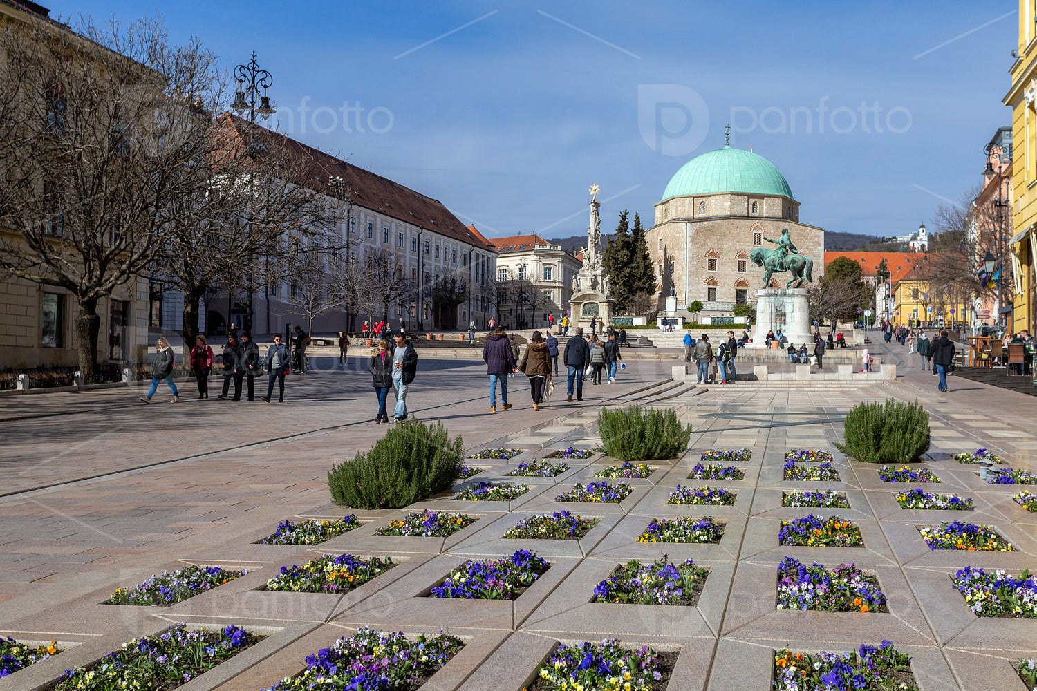 Szechenyi Square and the mosque of pasha Qasim the Victorious in