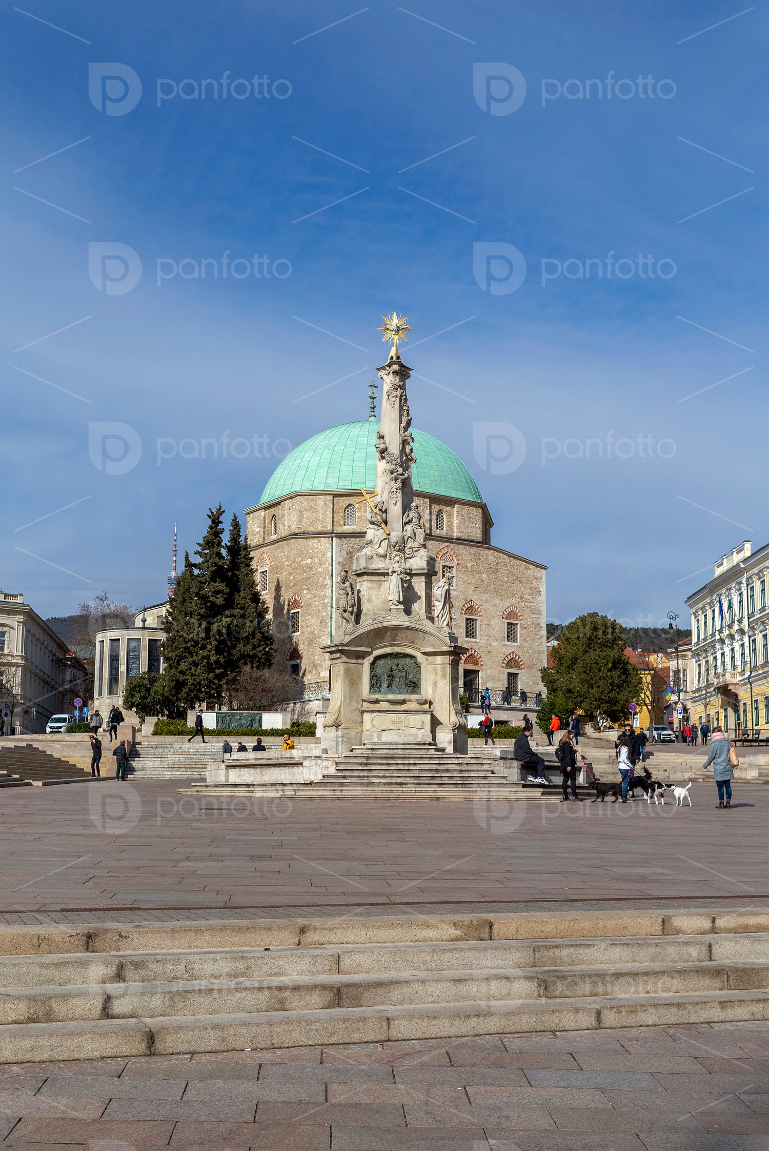 Holy Trinity statue with the mosque of pasha Qasim the Victoriou