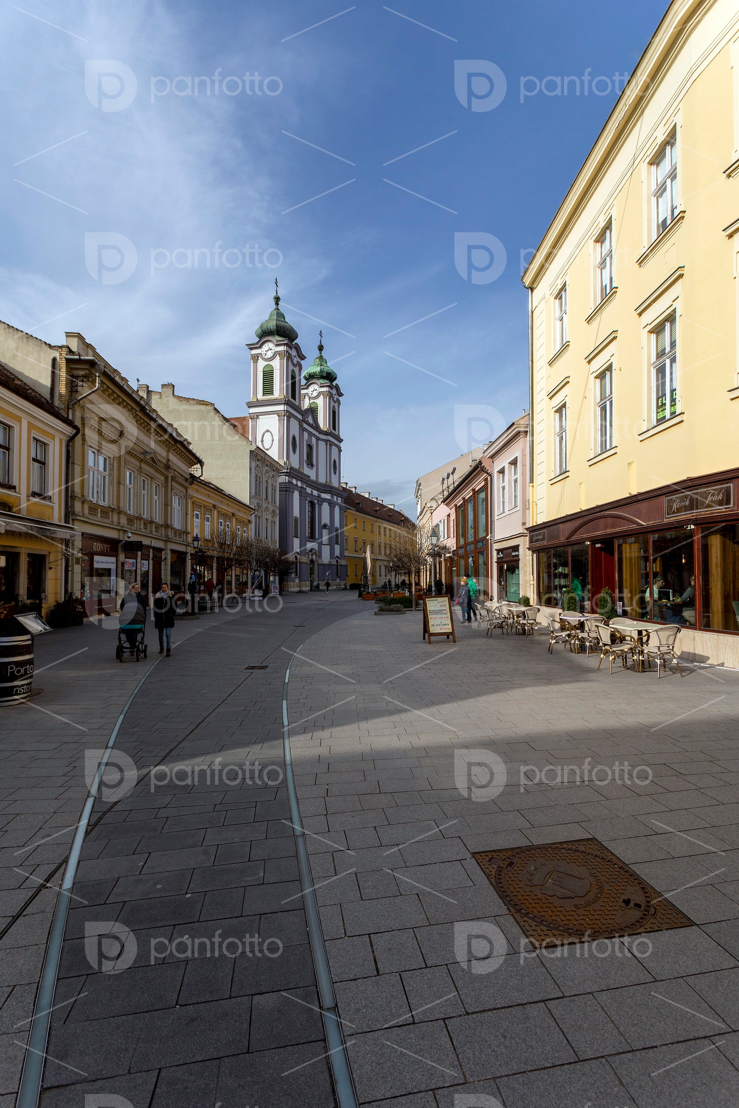 Cobblestone street in Székesfehérvár on a winter day.