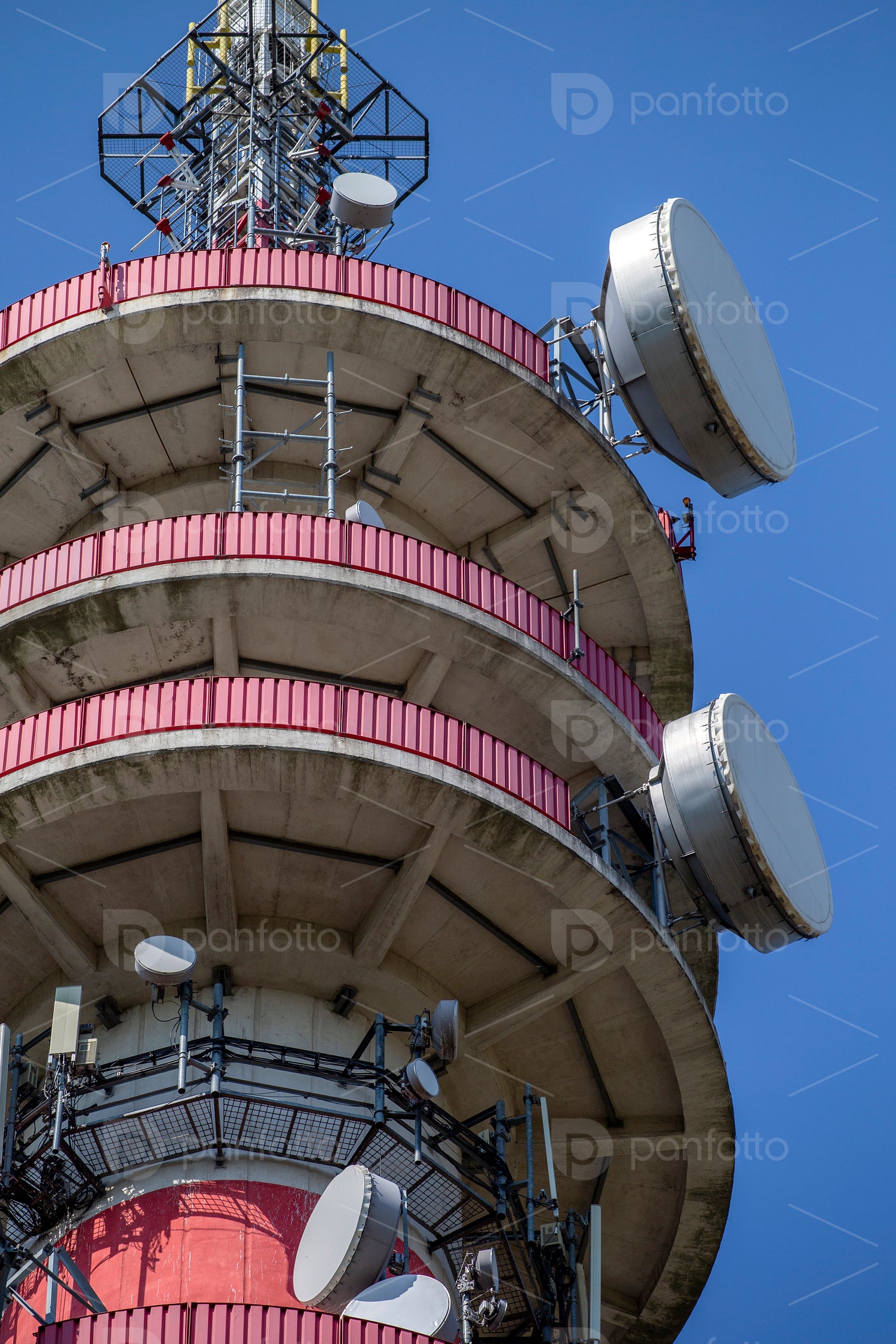 Close up shot of a telecommunication tower in Győr