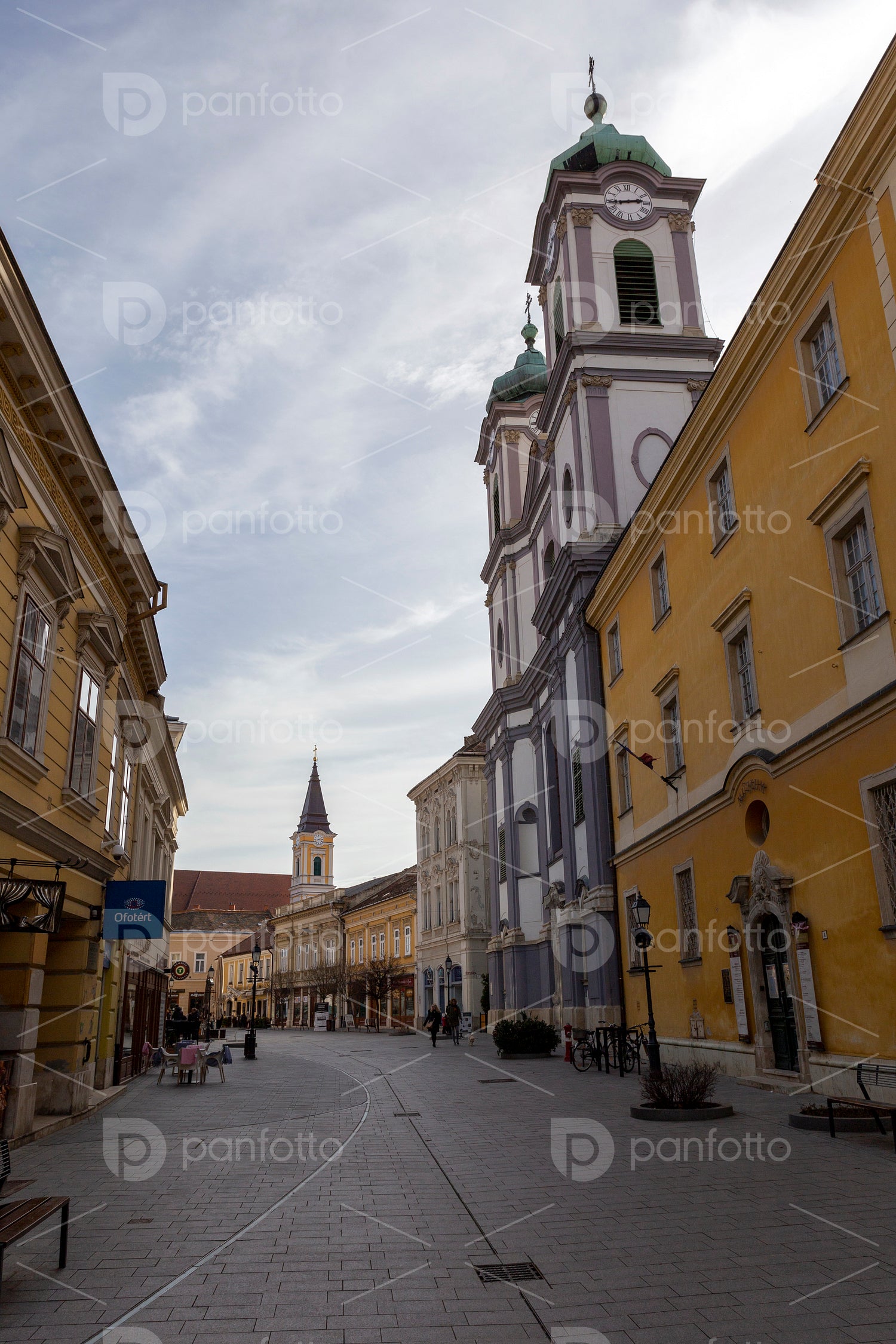 Cobblestone street in Székesfehérvár on a winter day.