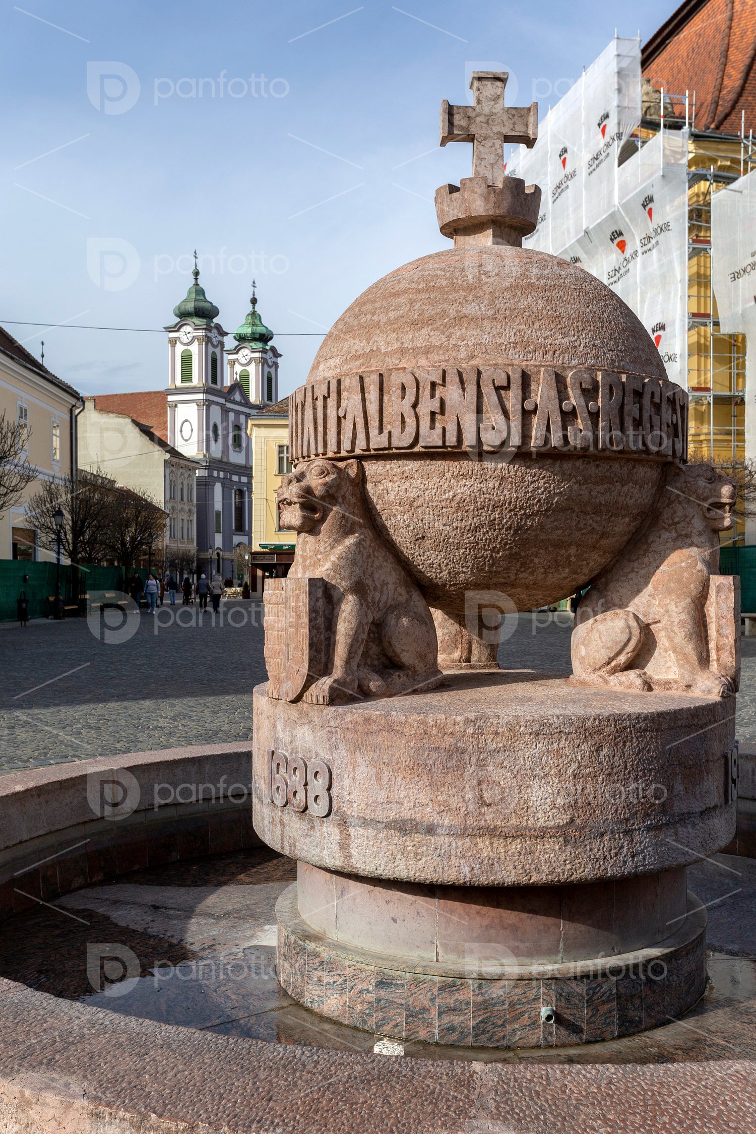 Orb and cross statue as a national memorial in Székesfehérvár