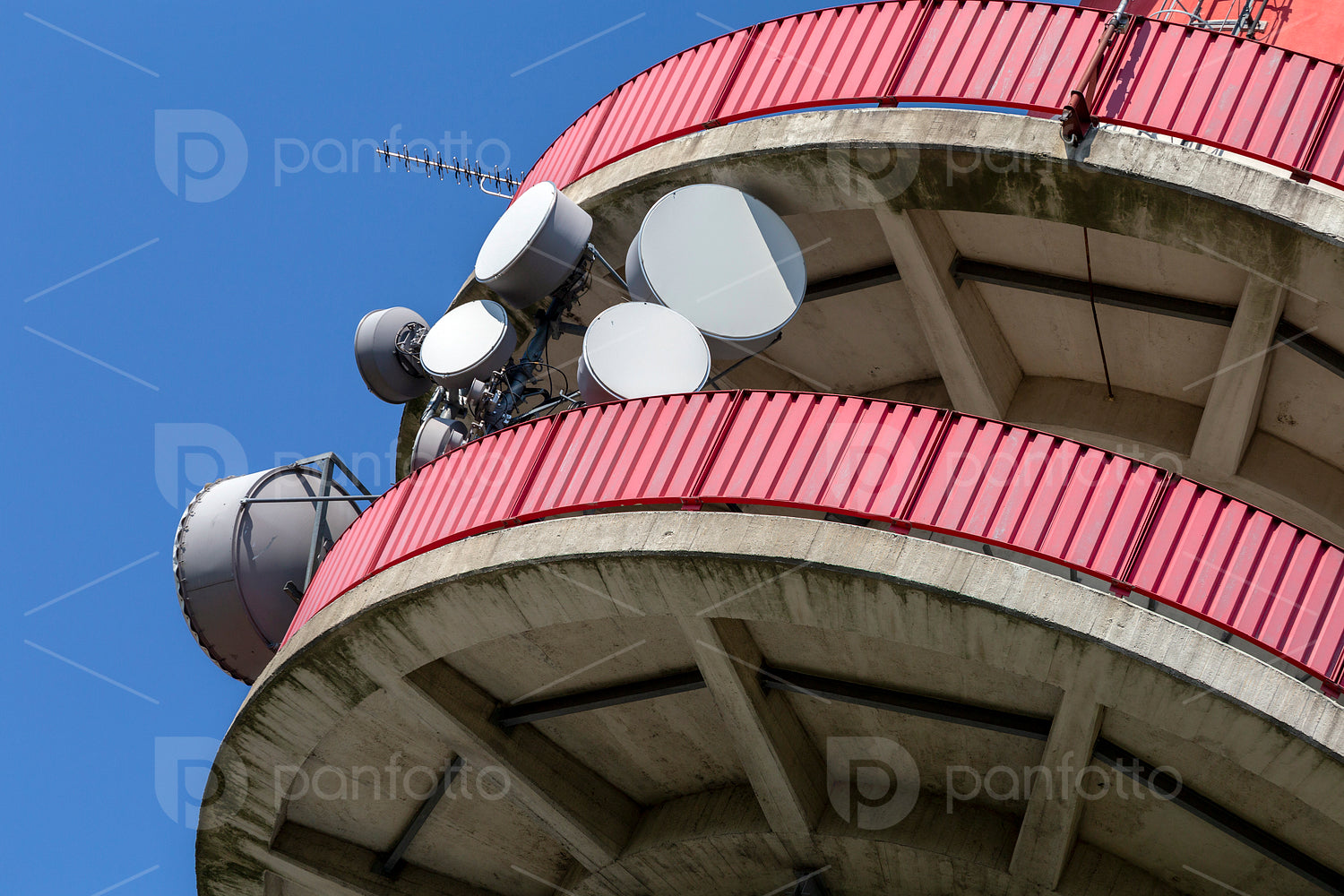 Close up shot of a telecommunication tower in Győr
