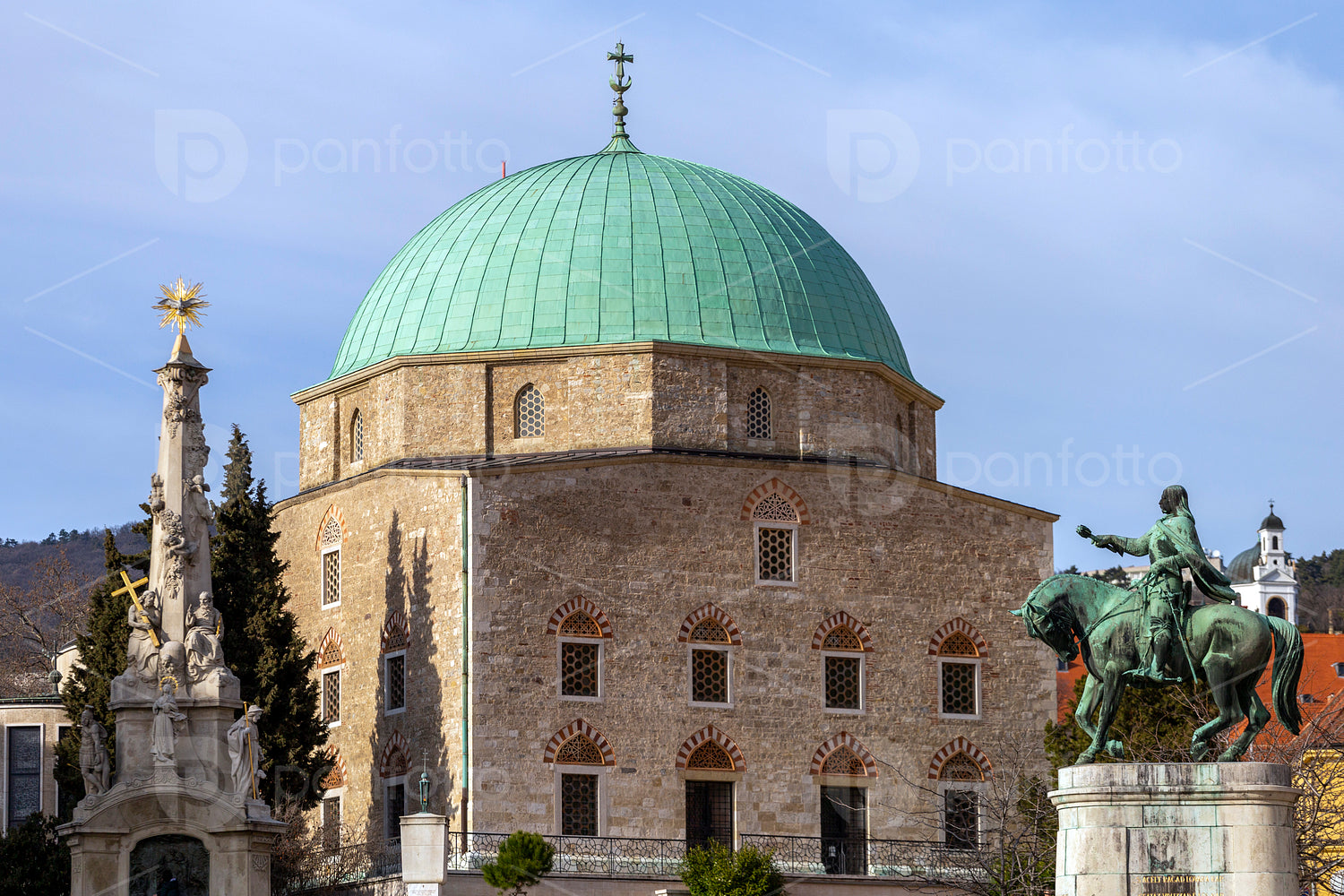 Statue of the Holy Trinity and Hunyadi with the mosque of pasha
