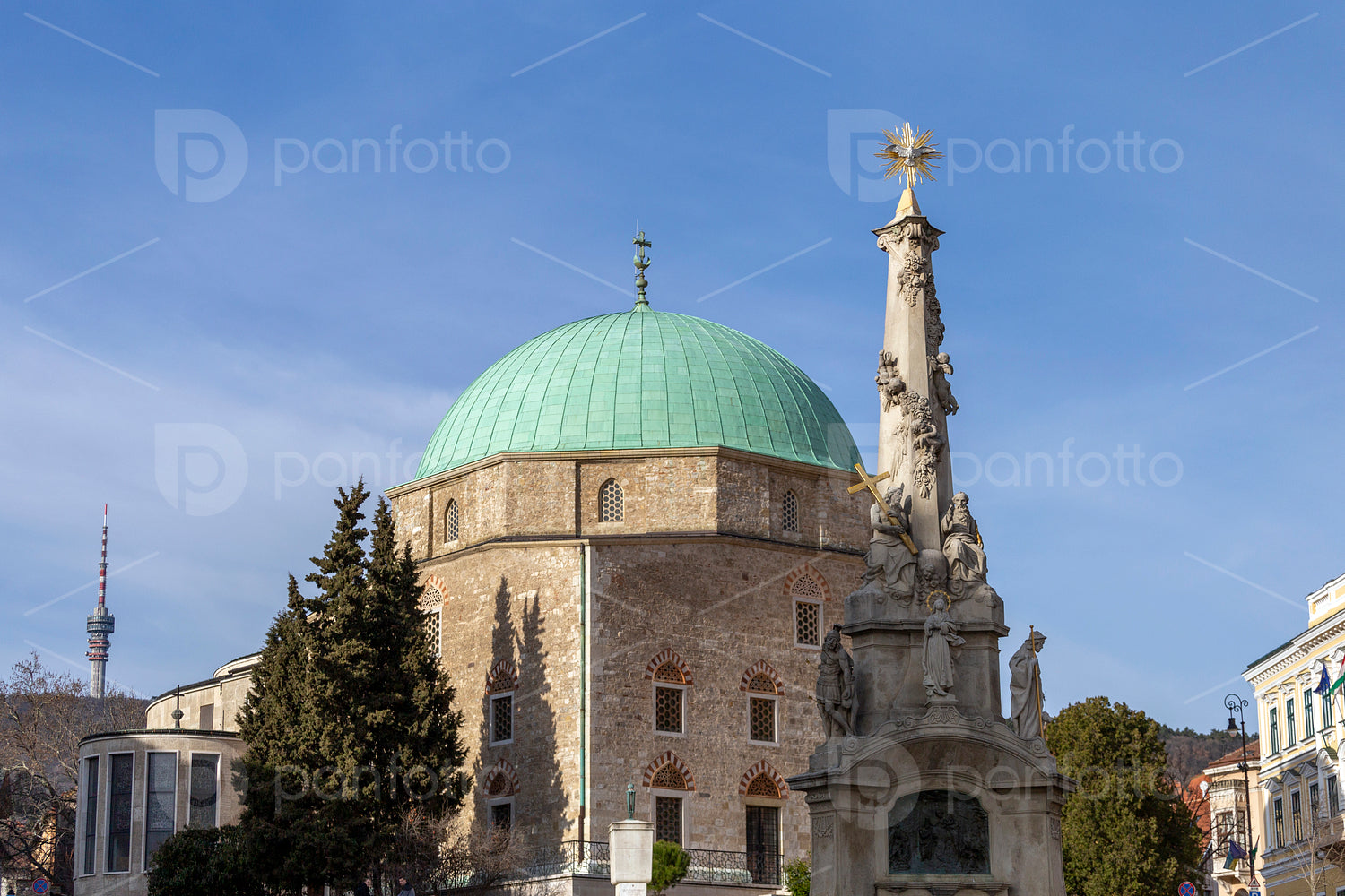 Holy Trinity statue with the mosque of pasha Qasim the Victoriou