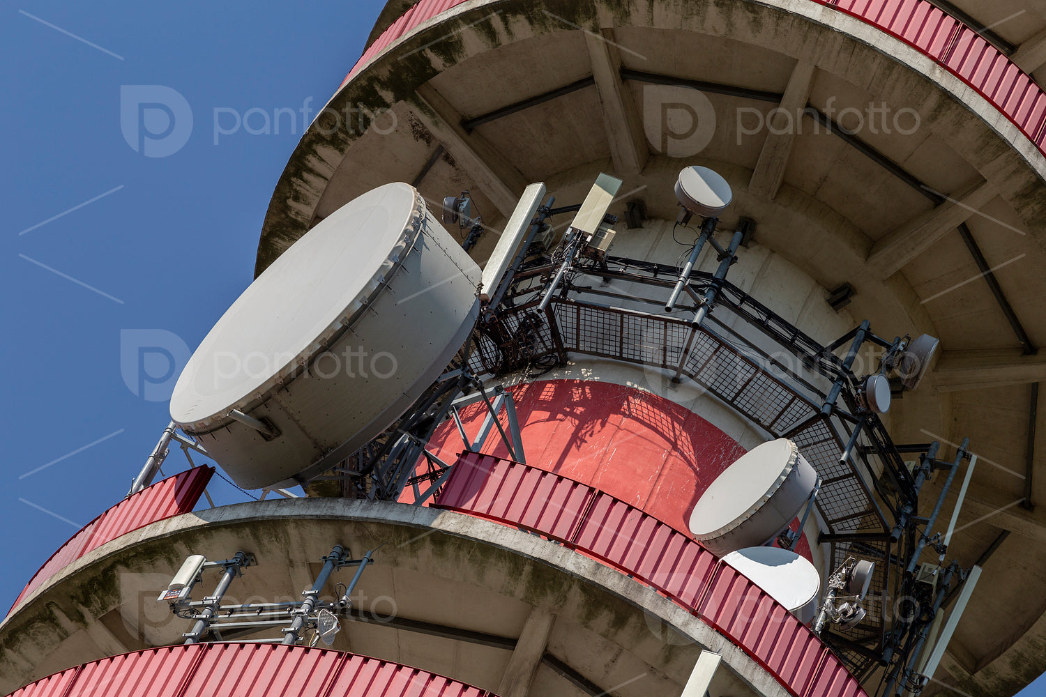 Close up shot of a telecommunication tower in Győr