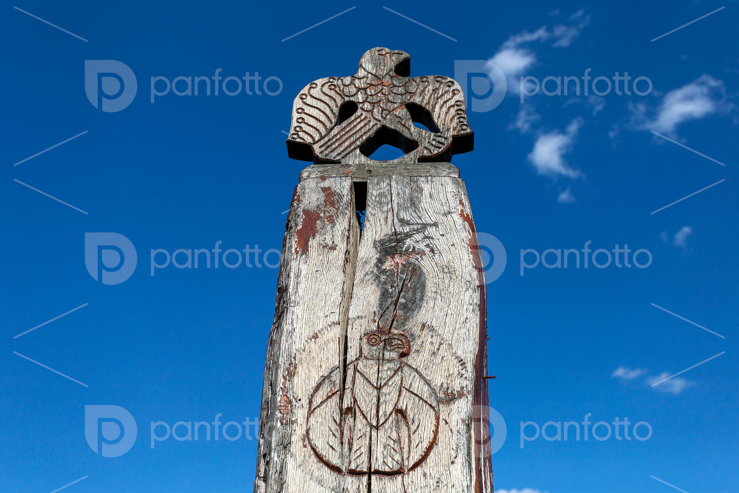 Wooden grave marker in in Karos