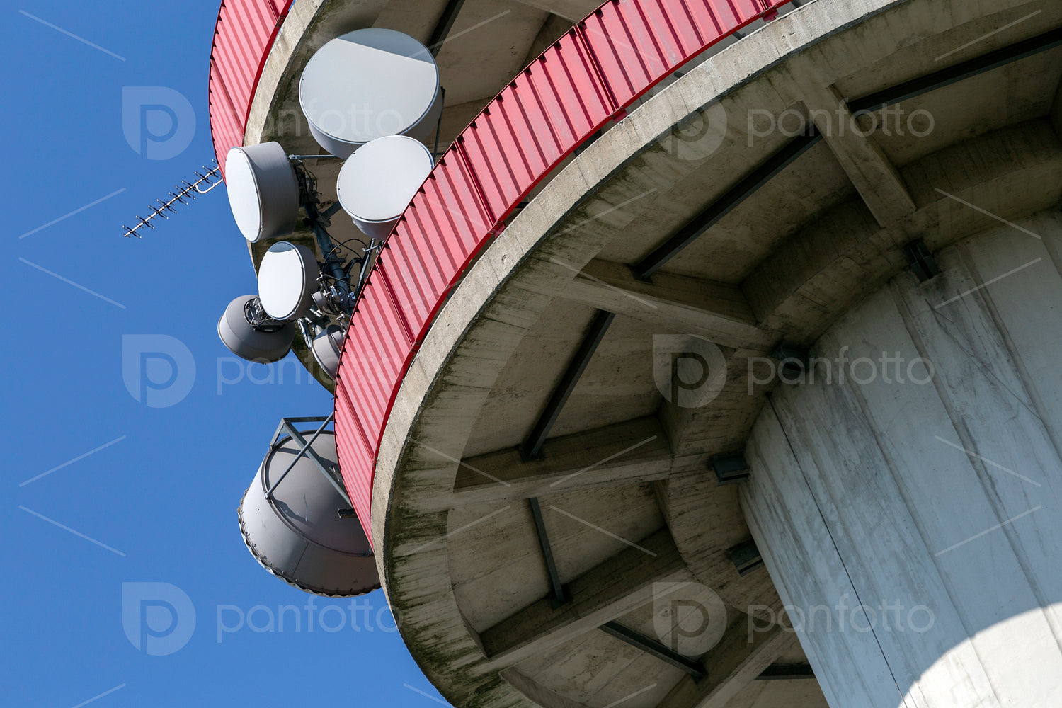 Close up shot of a telecommunication tower in Győr